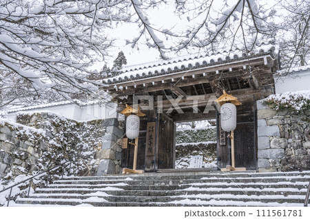 Kyoto Ohara Sanzen-in Palace gate with snowy scenery 111561781