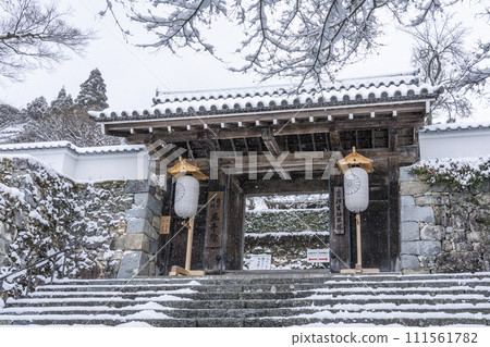 京都大原三千院大門雪景 京都大原三千院大門雪景 111561782