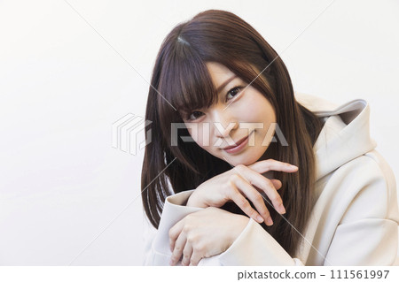 年輕女子在舞蹈室休息 年輕女子在舞蹈室休息 111561997