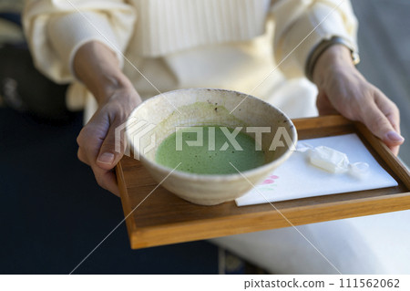 拿著抹茶的女人 拿著抹茶的女人 111562062