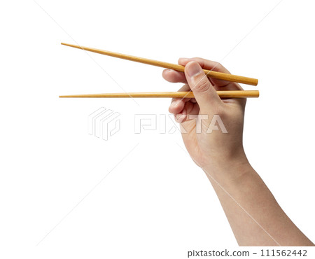 拿著筷子的男性手 111562442