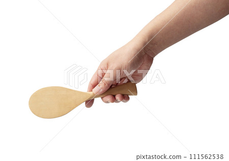 拿著飯匙的男人的手 111562538