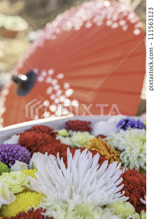 漂浮在水中的五顏六色的花朵 花町頭 111563123