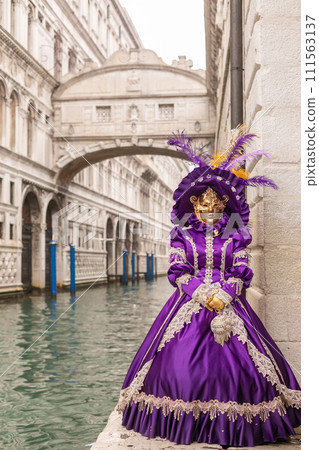威尼斯蒙面女人與橋 111563137