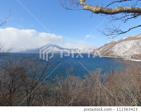 Lake Shikotsu and snowy mountains in winter 111563423