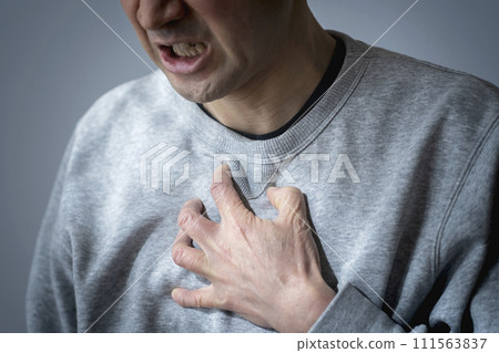 中年男子身體不好,胸痛,心肌梗塞,心臟疾病,心絞痛,主動脈剝離 中年男子身體不好,胸痛,心肌梗塞,心臟疾病,心絞痛,主動脈剝離 111563837