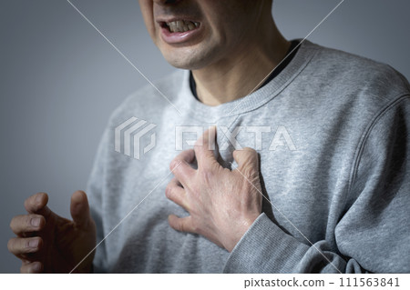 Middle-aged man in poor health, chest pain, myocardial infarction, heart attack, angina pectoris, aortic dissection 111563841