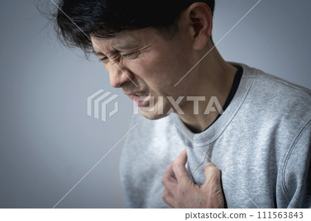 Middle-aged man in poor health, chest pain, myocardial infarction, heart attack, angina pectoris, aortic dissection 111563843