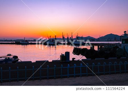 日落後美麗的港口風景 111564224