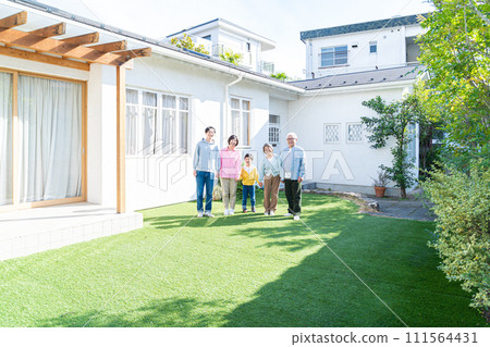 A three-generation family holding hands in the garden 111564431