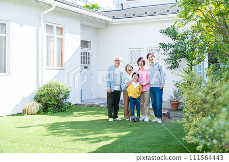 Good friend three generations family 111564443