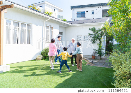 三代家庭在花園裡玩 111564451