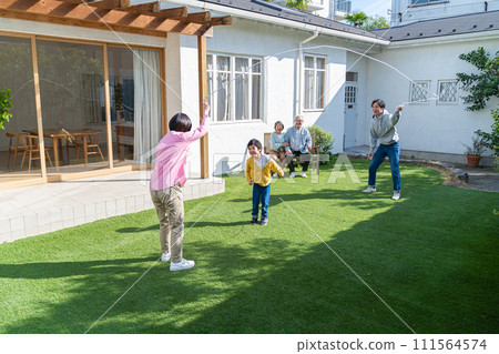 三代家庭在花園裡玩 111564574