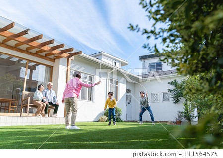 三代家庭在花園裡玩 三代家庭在花園裡玩 111564575