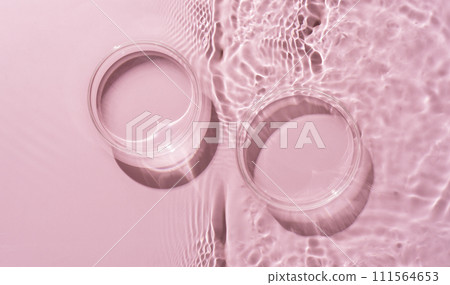 水面背景上的兩個培養皿 111564653