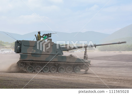 日本陸上自衛隊99式自走155公厘榴彈砲下坡 111565028