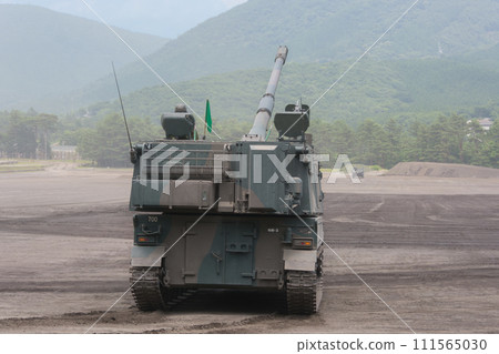 日本陸上自衛隊99式自走155公厘榴彈砲處於射擊位置 111565030