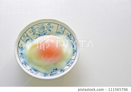 小盤子裡的溫泉蛋 111565786