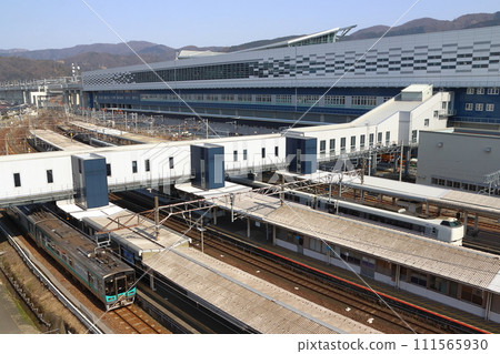 Limited Express Shirasagi (681 series train) arriving at Tsuruga Station 111565930