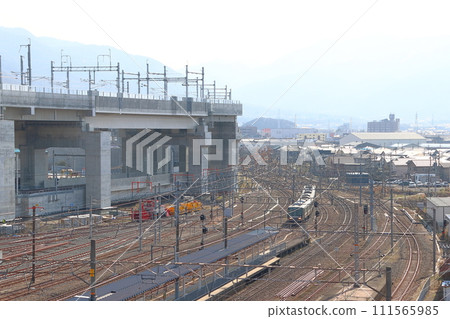 New rapid train operated by the 223 series train arriving at Tsuruga Station on the Hokuriku Main Line 111565985