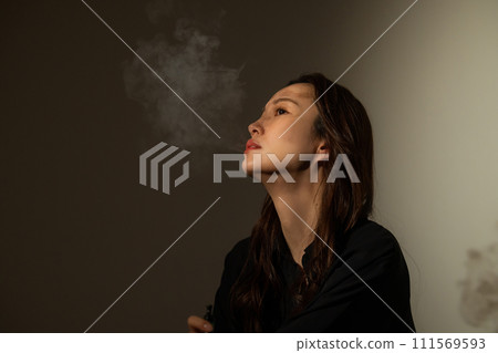 一個女人抽煙 111569593