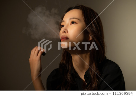一個女人抽煙 111569594