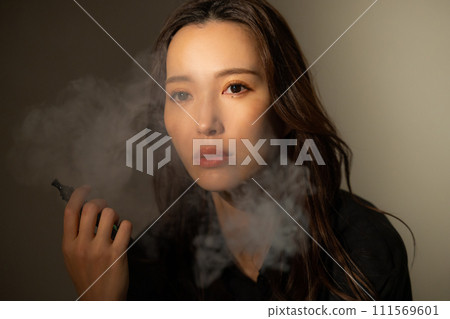 一個女人抽煙 一個女人抽煙 111569601