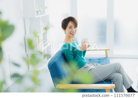 A woman watching a smartphone 111570077