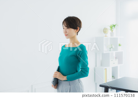 辦公室業務女人 辦公室業務女人 111570138