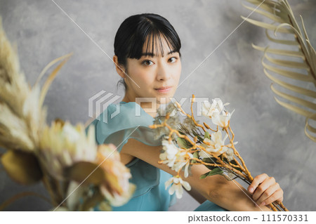 有花的一名婦女 111570331