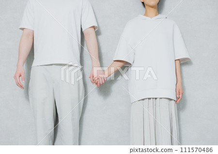 一對穿著休閒裝放鬆的情侶 111570486