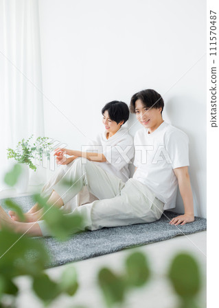 一對穿著休閒裝放鬆的情侶 111570487