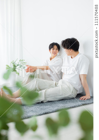 一對穿著休閒裝放鬆的情侶 一對穿著休閒裝放鬆的情侶 111570488