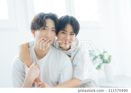 一對穿著休閒裝放鬆的情侶 111570490