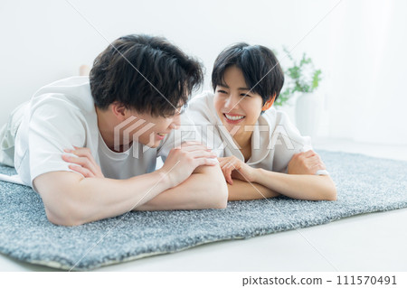 一對穿著休閒裝放鬆的情侶 111570491