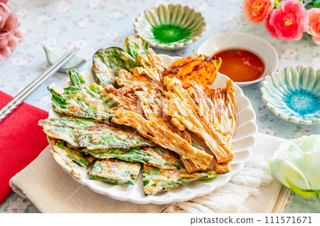 Komatsuna and enoki mushroom pancake Komatsuna and enoki mushroom pancake 111571671