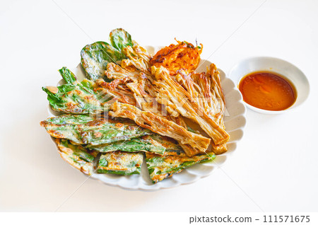 Komatsuna and enoki mushroom pancake 111571675