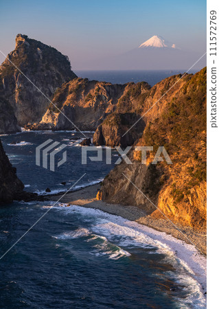 [Shizuoka Prefecture] Evening view of Mt. Fuji and Nishi-Izu seen from Kumomi Senganmon Gate 111572769