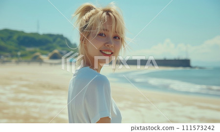 年輕的金髮女郎站在沙灘上 111573242