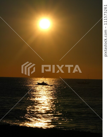 日出和漁船 日出和漁船 111573261