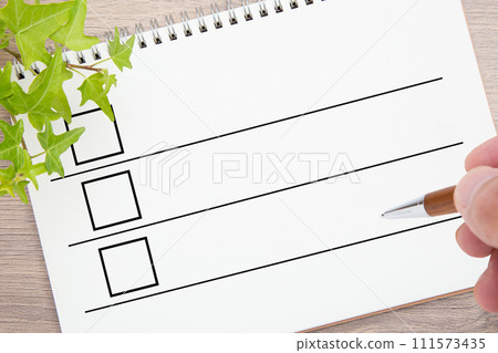 寫在清單上的人的手上 111573435