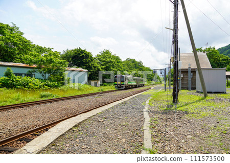 H100 type diesel train (H100-9, H100-13) at Shikaribetsu Station 111573500