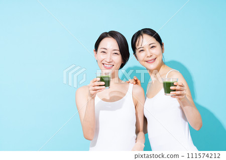 喝綠汁的中年婦女 111574212