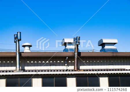 工廠煙囪和屋頂風扇 111574268