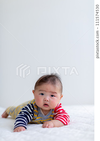 5個月大的男嬰趴在地上 111574530