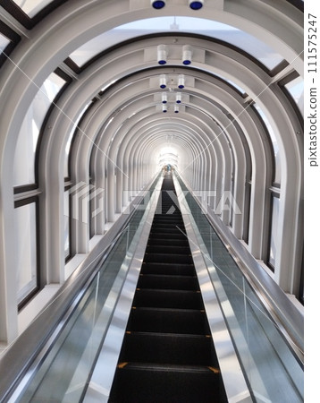 白色電扶梯 111575247