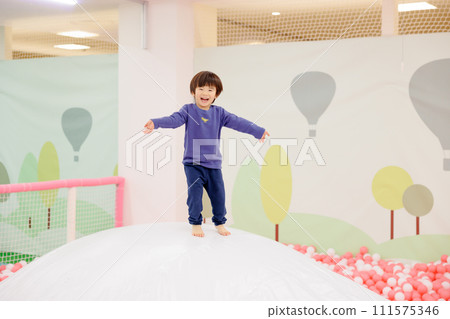 一個男孩在快樂地玩耍 111575346