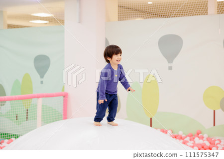 一個男孩在快樂地玩耍 111575347