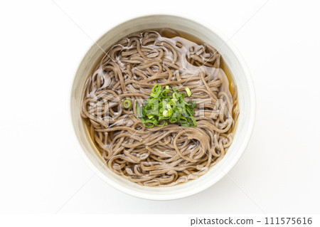 白色背景上的蕎麥麵 白色背景上的蕎麥麵 111575616