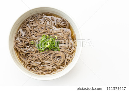白色背景上的蕎麥麵 白色背景上的蕎麥麵 111575617